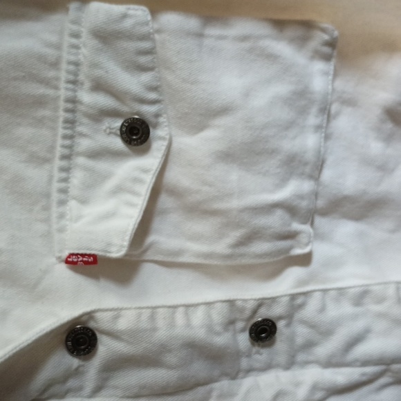 LEVI'S White Denim Raw Hem Slightly Cropped Lightweight Jacket - Picture 3 of 9